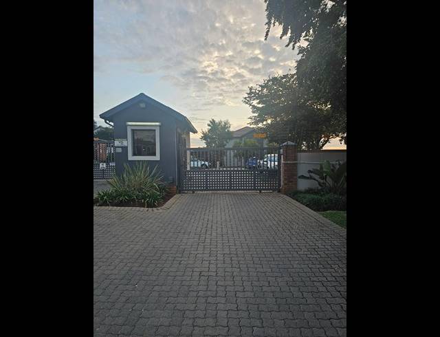 2 BEDROOM TOWNHOUSE FOR SALE IN BIRCH ACRES